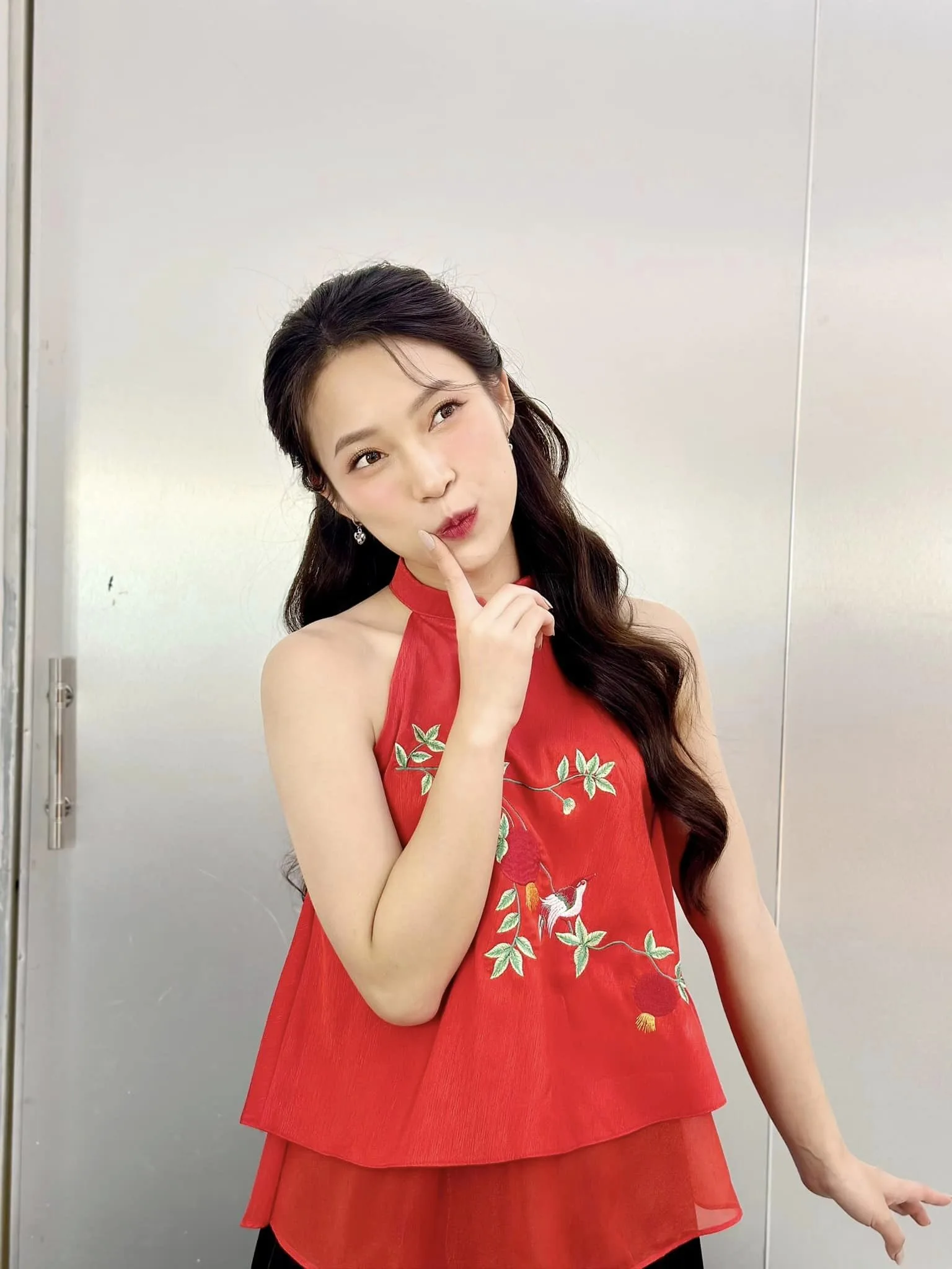 Mỗi lần xuất hiện, Khánh Vy lại mang đến một làn sóng mới mẻ. Mỗi lần xuất hiện, Khánh Vy lại mang đến một làn sóng mới mẻ.