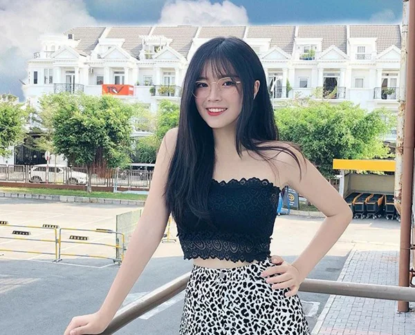 Gái xinh cute đeo kính, nét đẹp trí thức, dễ thương. Gái xinh cute đeo kính, nét đẹp trí thức, dễ thương.