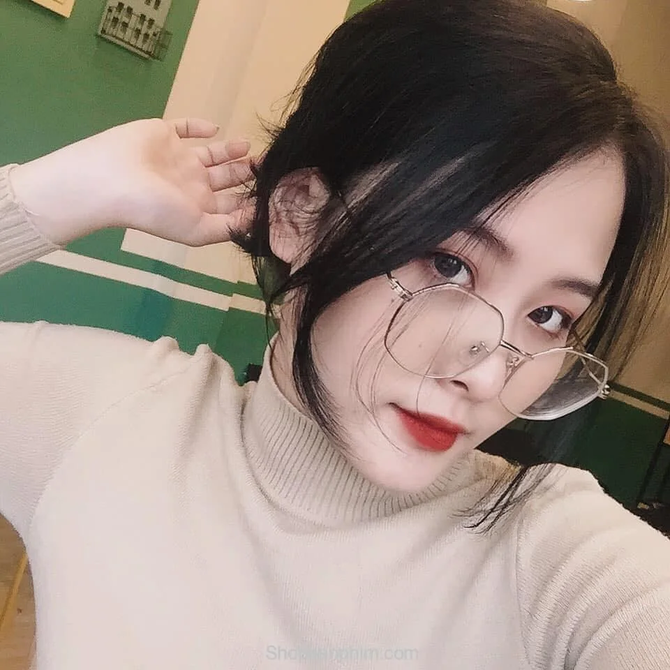 Gái xinh cute đeo kính, phong cách cá tính và dễ thương. Gái xinh cute đeo kính, phong cách cá tính và dễ thương.