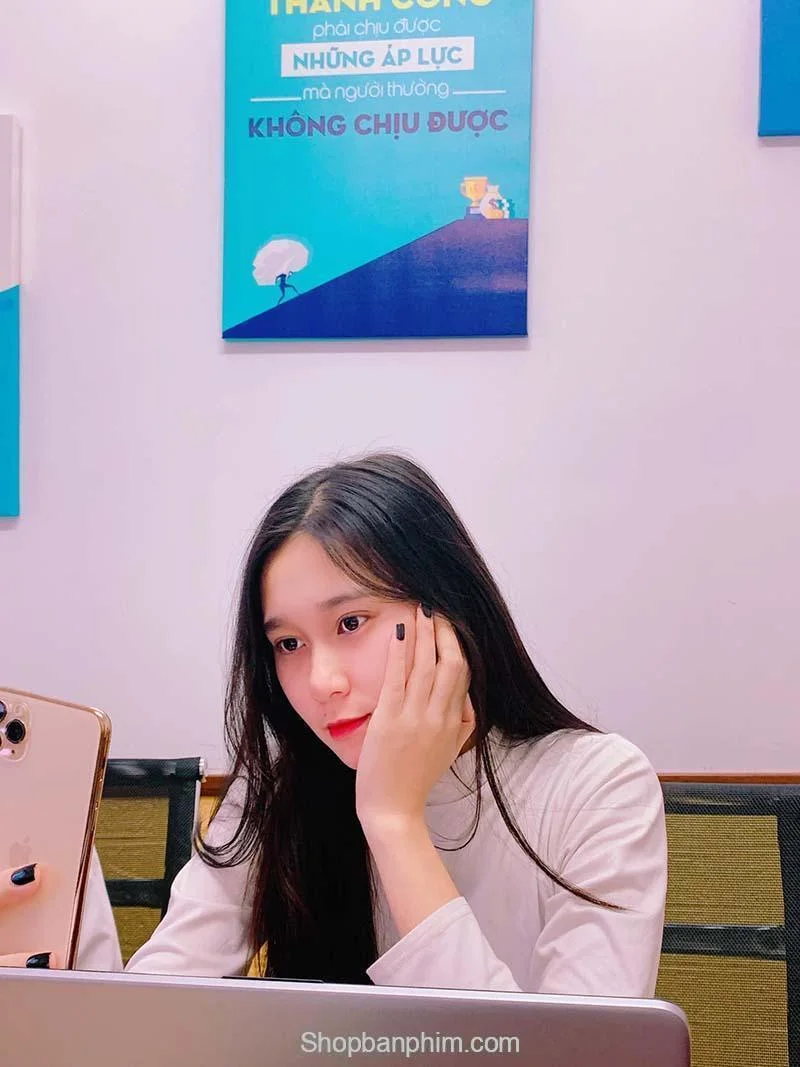 Hình ảnh gái xinh cute đeo kính là sự kết hợp hoàn hảo giữa trí thức và cuốn hút. Hình ảnh gái xinh cute đeo kính là sự kết hợp hoàn hảo giữa trí thức và cuốn hút.