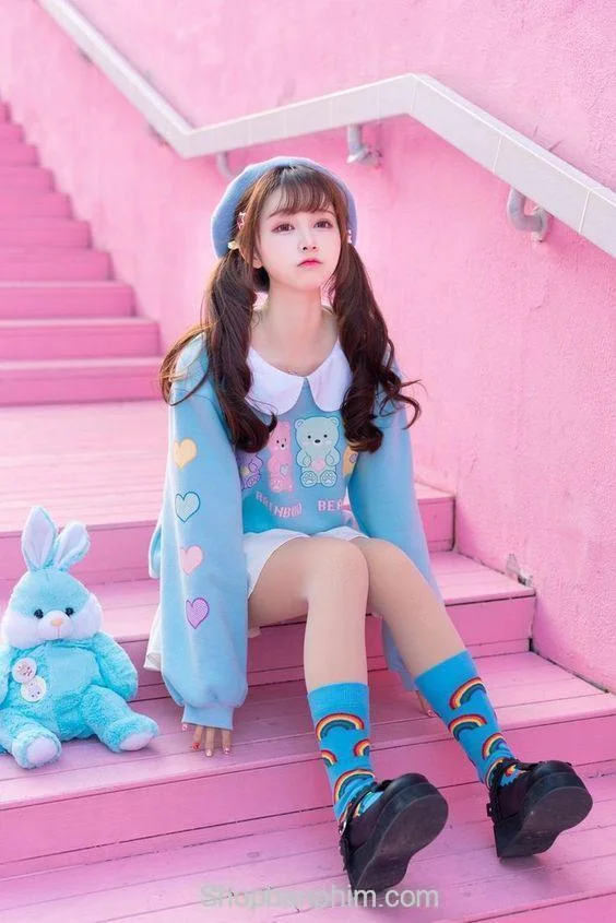 Gái xinh cute đeo kính, làm nổi bật vẻ đẹp thông minh và xinh xắn. Gái xinh cute đeo kính, làm nổi bật vẻ đẹp thông minh và xinh xắn.