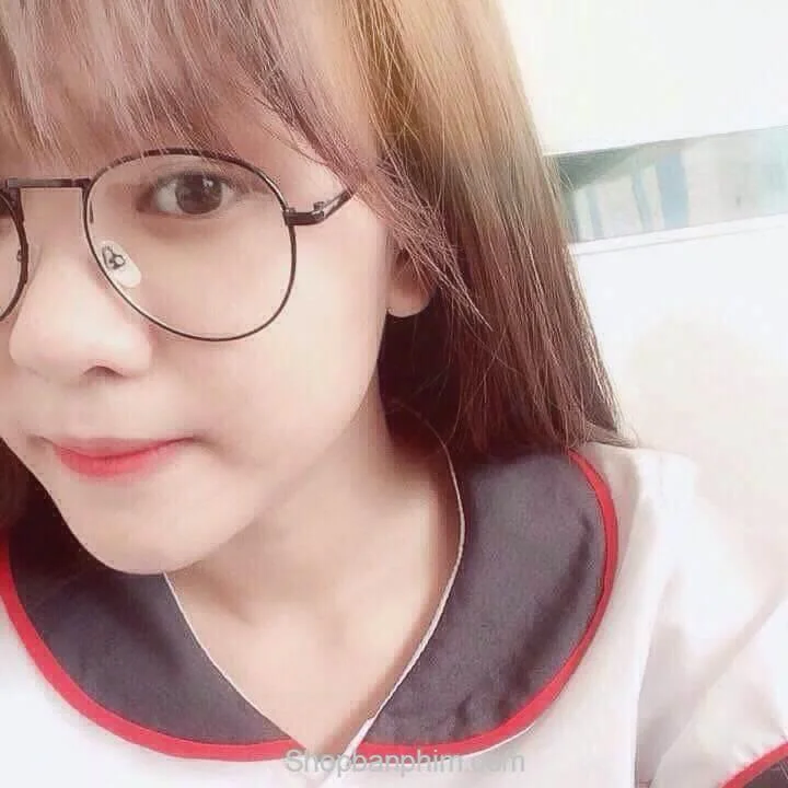 Hình ảnh gái xinh cute đeo kính luôn tạo nên sự thu hút mạnh mẽ. Hình ảnh gái xinh cute đeo kính luôn tạo nên sự thu hút mạnh mẽ.