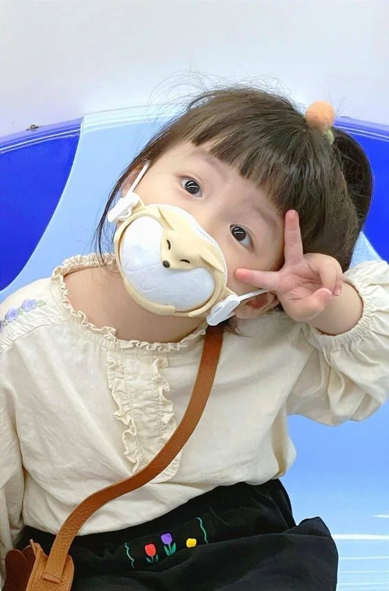 Bé gái cute hoạt hình với phong cách tinh nghịch Bé gái cute hoạt hình với phong cách tinh nghịch