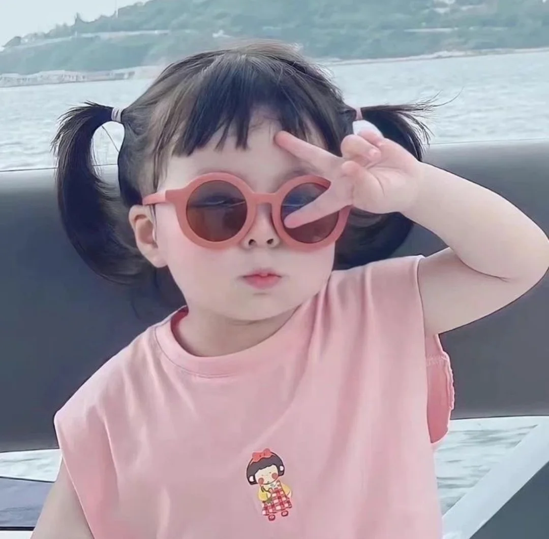 Bé gái cute Hàn Quốc với nụ cười ngọt ngào Bé gái cute Hàn Quốc với nụ cười ngọt ngào