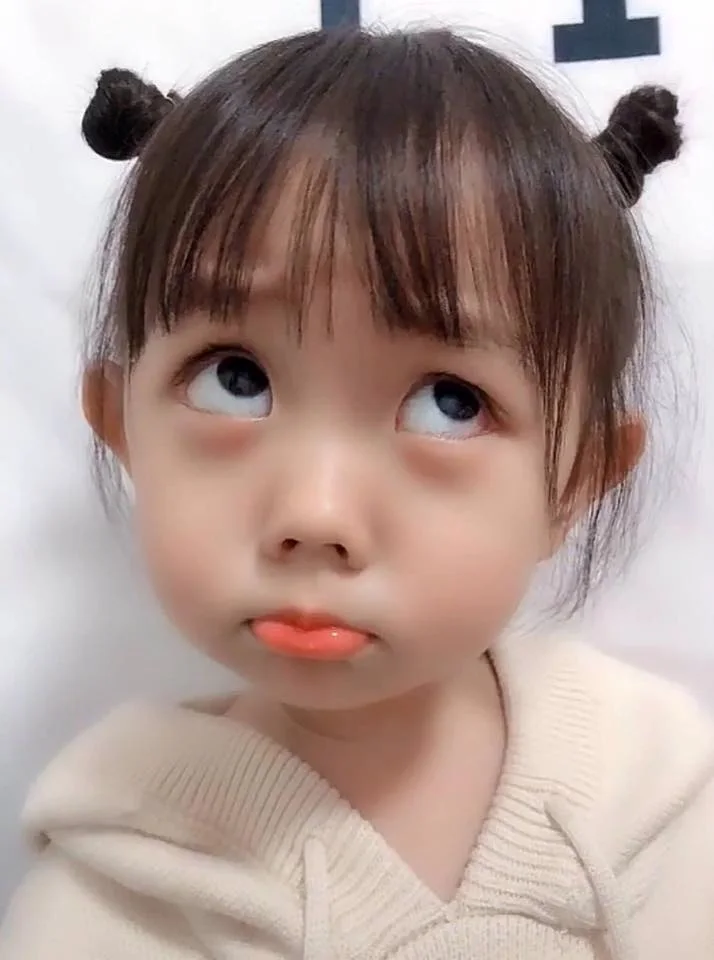 Bé gái cute Hàn Quốc với đôi mắt to tròn dễ thương Bé gái cute Hàn Quốc với đôi mắt to tròn dễ thương