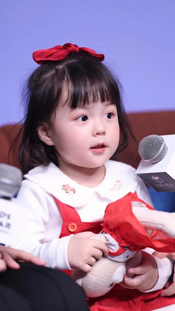 Bé gái cute Hàn Quốc phong cách đầy cá tính Bé gái cute Hàn Quốc phong cách đầy cá tính