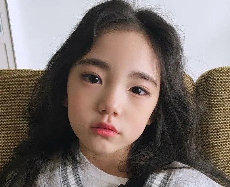 Bé gái cute đang vui chơi đầy năng động Bé gái cute đang vui chơi đầy năng động