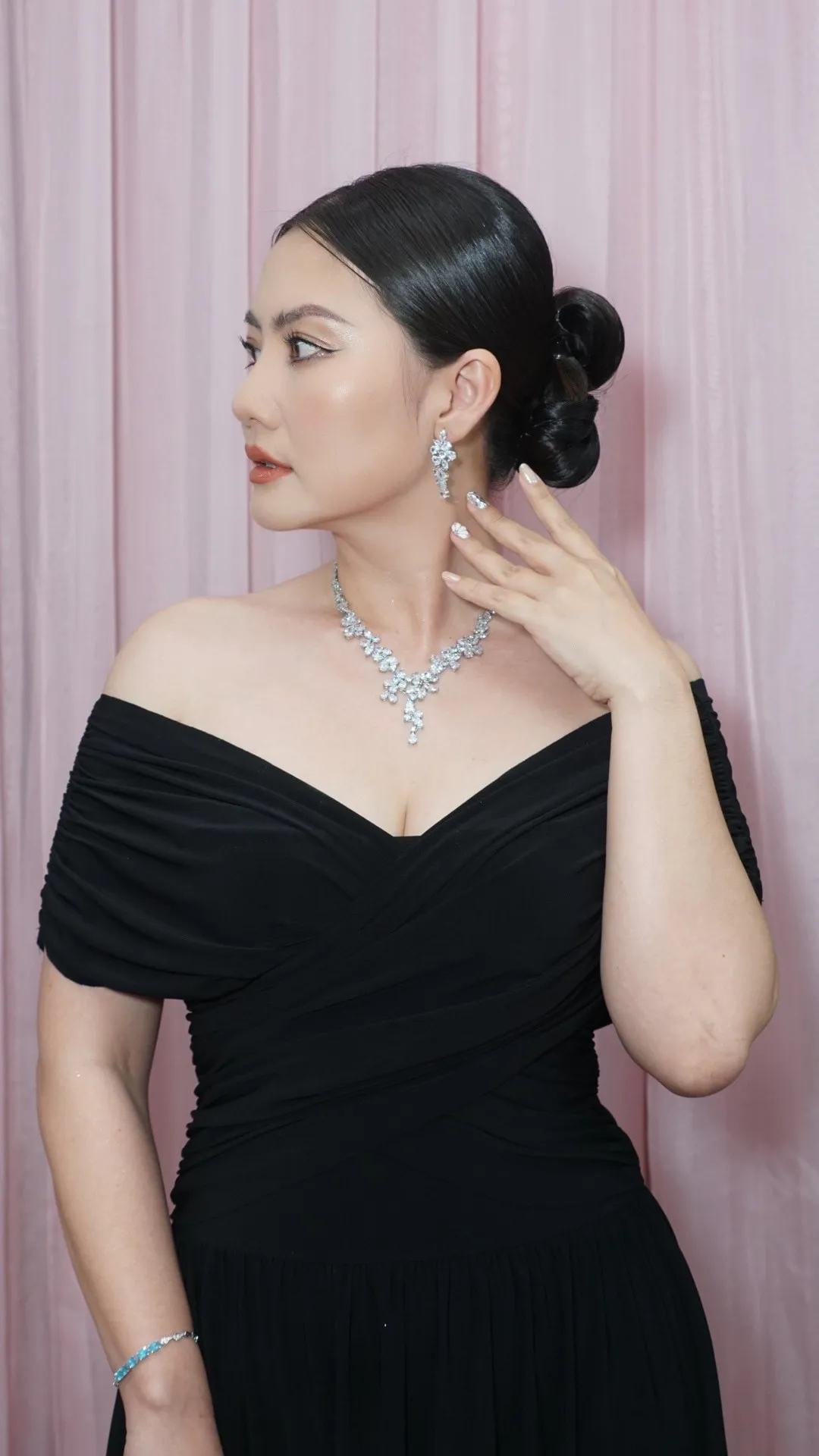 Ngọc Lan mang đến sự quyến rũ qua từng cử chỉ Ngọc Lan mang đến sự quyến rũ qua từng cử chỉ