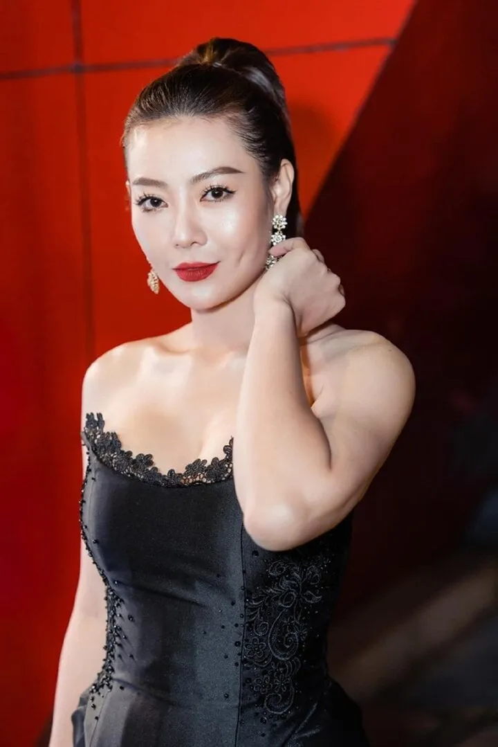 Thanh Hương với nụ cười nhẹ nhàng và quyến rũ Thanh Hương với nụ cười nhẹ nhàng và quyến rũ