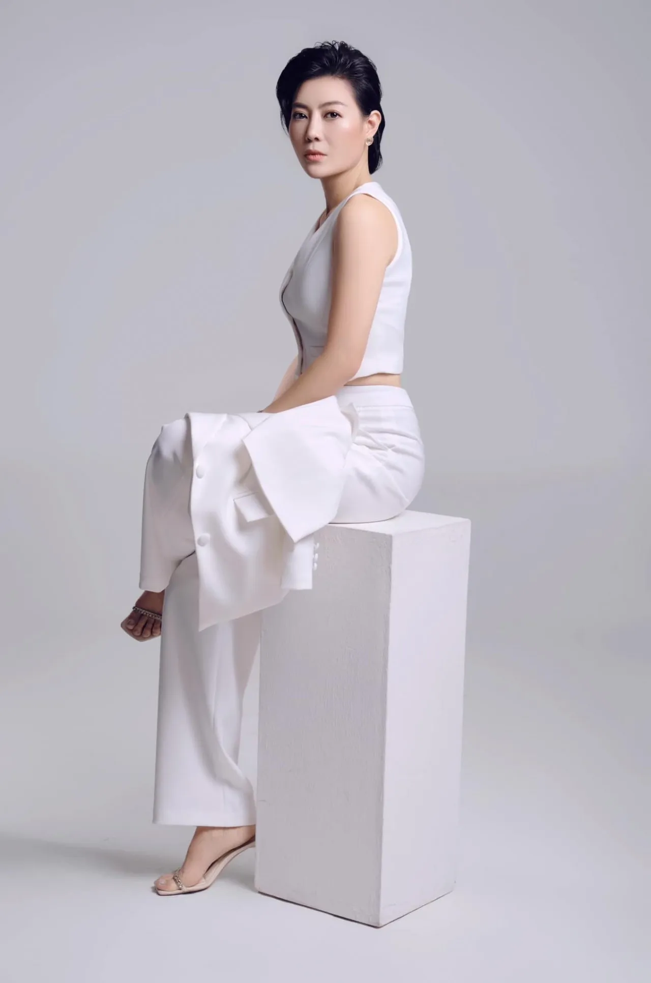 Thanh Hương toát lên vẻ đẹp thanh thoát và quyến rũ Thanh Hương toát lên vẻ đẹp thanh thoát và quyến rũ