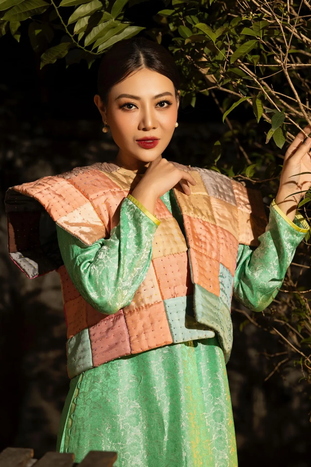 Thanh Hương toát lên sự thanh thoát trong ánh mắt Thanh Hương toát lên sự thanh thoát trong ánh mắt