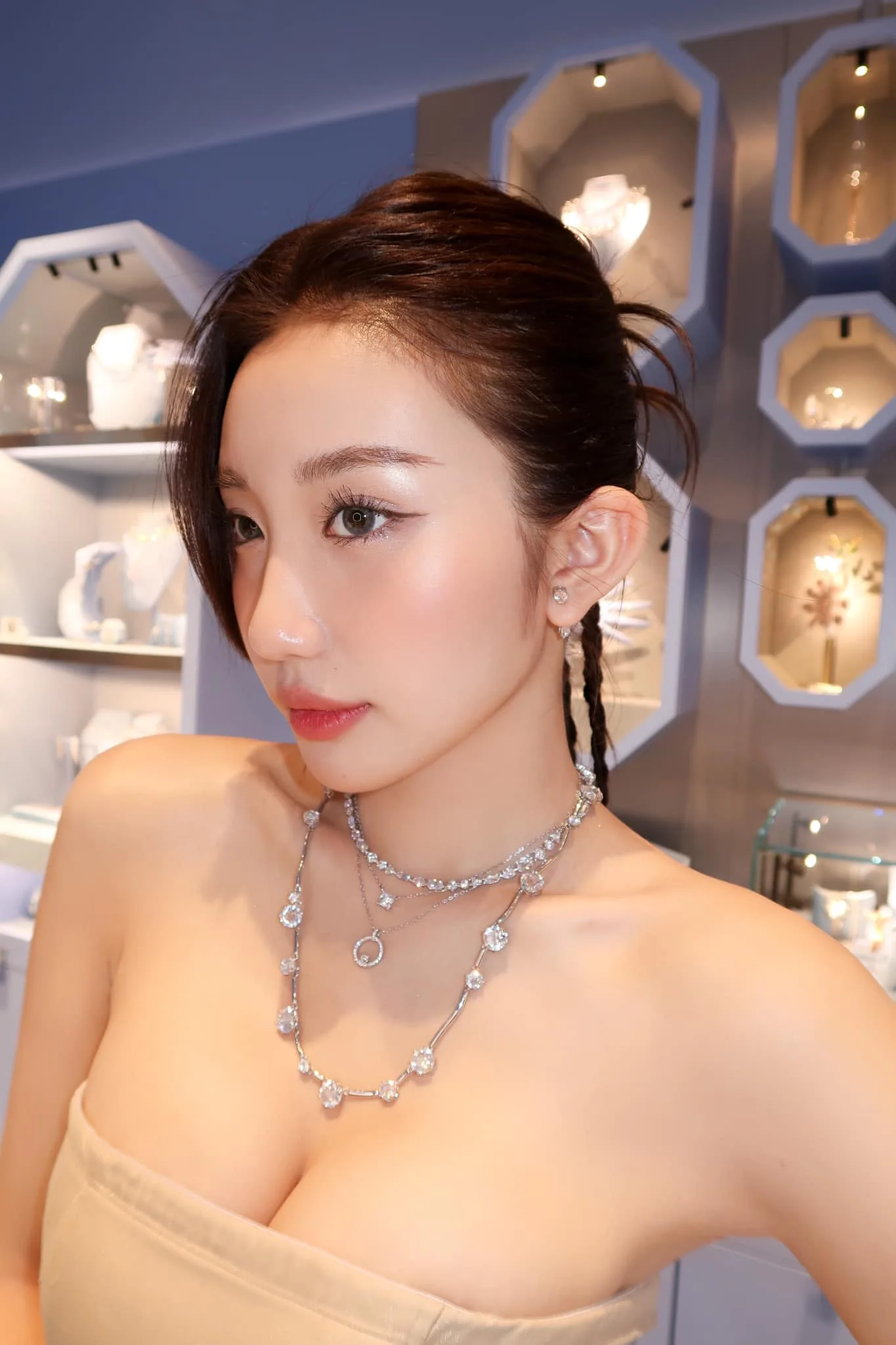 Hot girl Lê Thị Khánh Huyền với vẻ đẹp hút hồn. Hot girl Lê Thị Khánh Huyền với vẻ đẹp hút hồn.