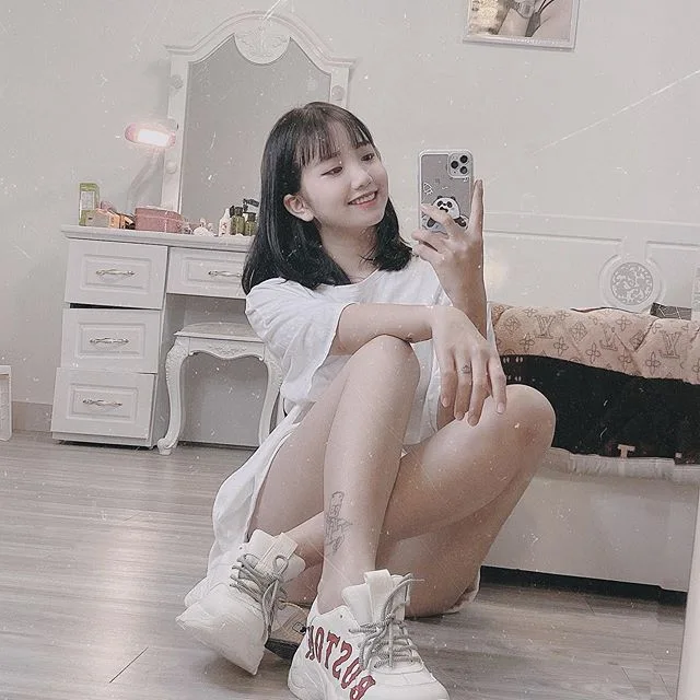 Thần thái đỉnh cao của hot girl Lê Thị Khánh Huyền. Thần thái đỉnh cao của hot girl Lê Thị Khánh Huyền.