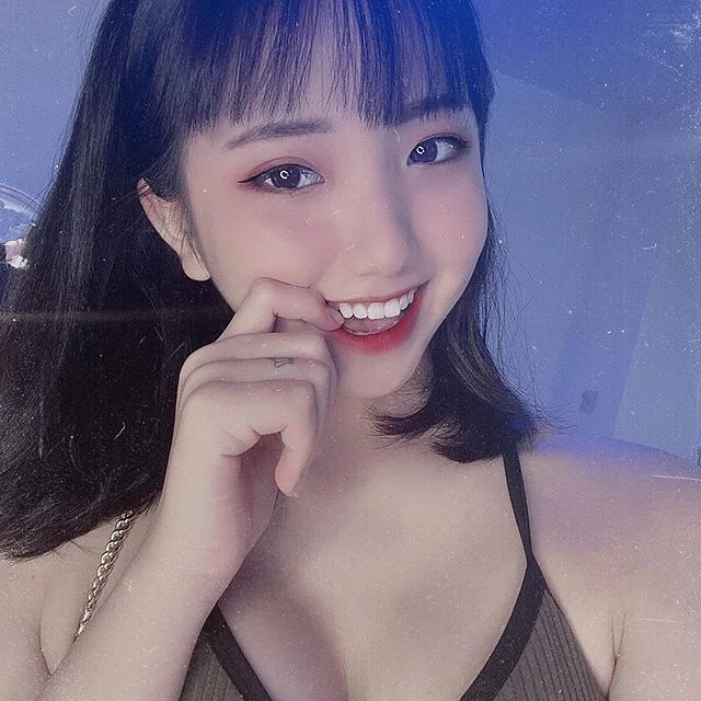 Hot girl Lê Thị Khánh Huyền luôn tạo nên xu hướng. Hot girl Lê Thị Khánh Huyền luôn tạo nên xu hướng.
