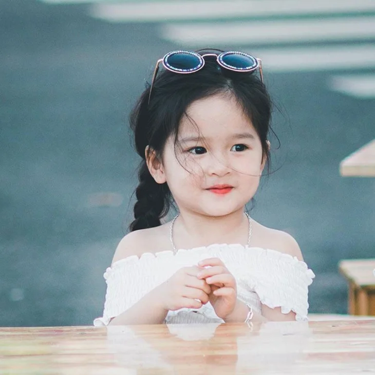 Cảm giác tươi mới và ngọt ngào khi nhìn vào ảnh bé gái cute, đầy sự tươi tắn. Cảm giác tươi mới và ngọt ngào khi nhìn vào ảnh bé gái cute, đầy sự tươi tắn.