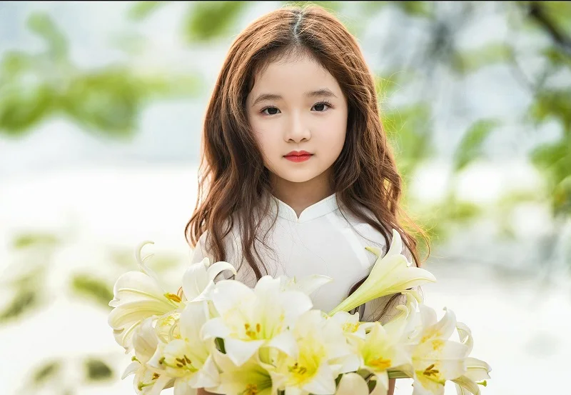 Ảnh bé gái dễ thương với nụ cười tươi sáng khiến không gian thêm rực rỡ. Ảnh bé gái dễ thương với nụ cười tươi sáng khiến không gian thêm rực rỡ.
