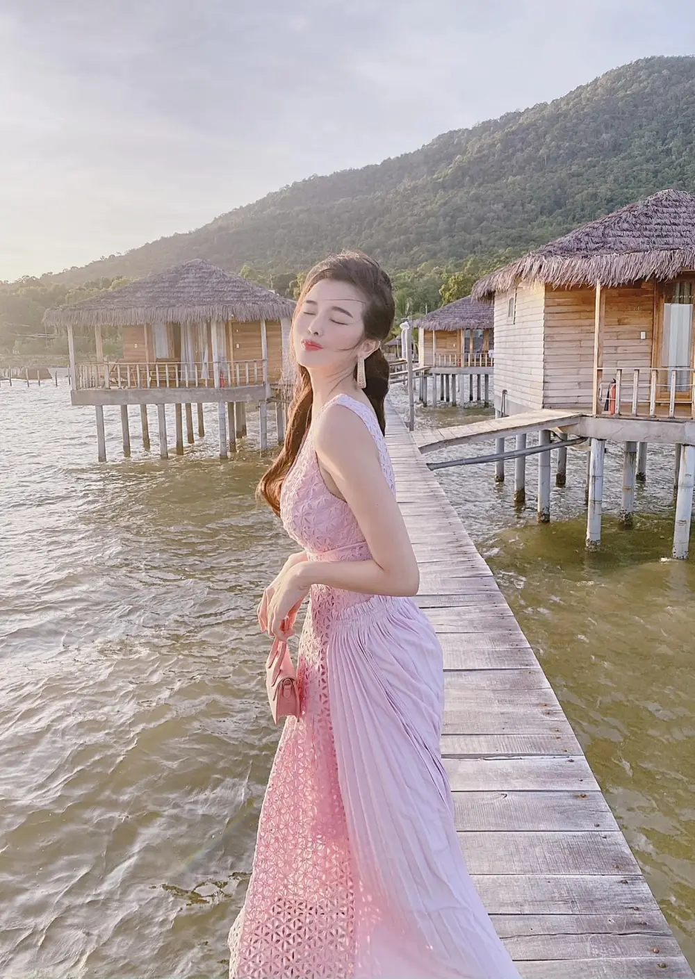Cao Thái Hà nổi bật với ánh mắt hút hồn Cao Thái Hà nổi bật với ánh mắt hút hồn