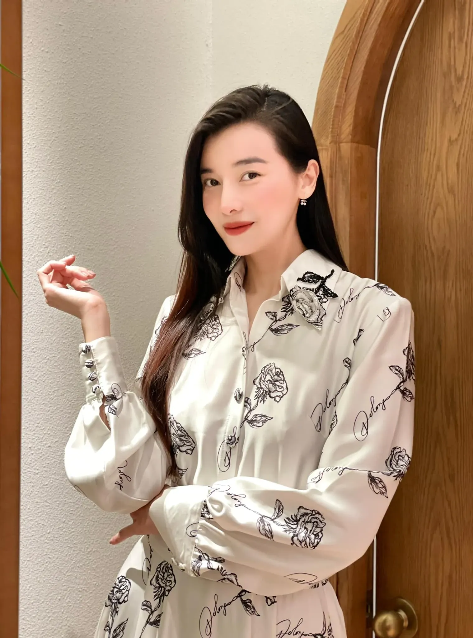 Cao Thái Hà thể hiện nét dịu dàng qua ánh mắt Cao Thái Hà thể hiện nét dịu dàng qua ánh mắt
