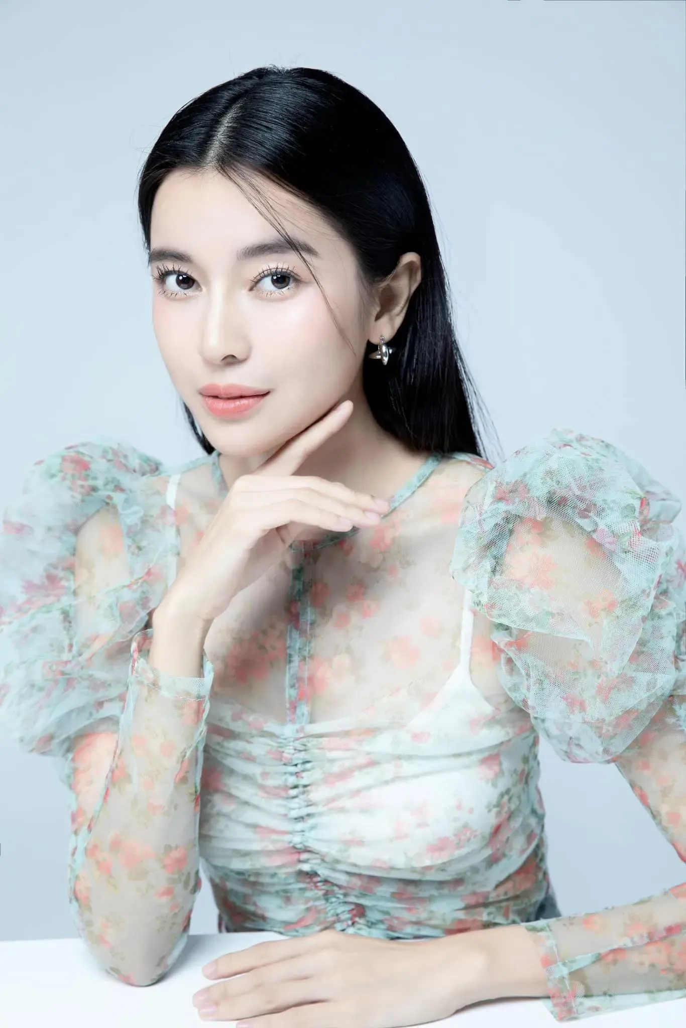 Cao Thái Hà khiến mọi người phải ngoái nhìn Cao Thái Hà khiến mọi người phải ngoái nhìn