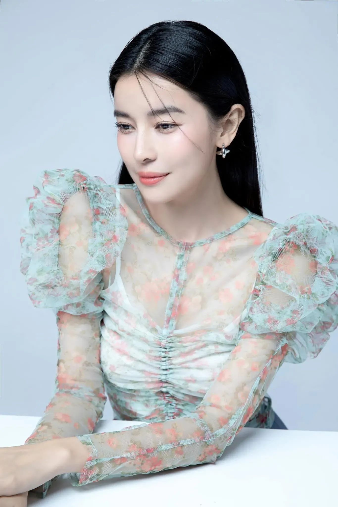 Cao Thái Hà toát lên nét tự tin và nhẹ nhàng Cao Thái Hà toát lên nét tự tin và nhẹ nhàng