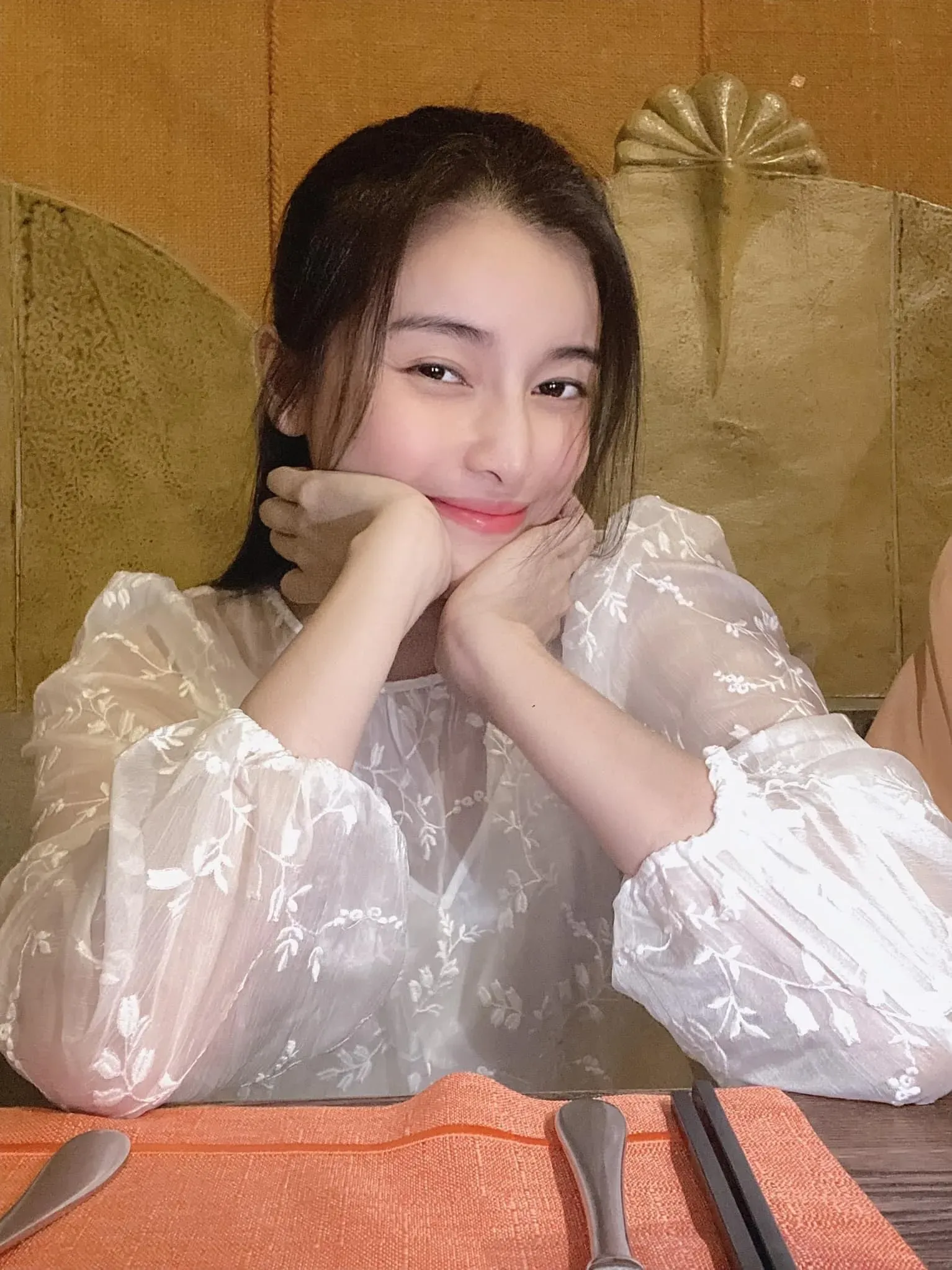 Cao Thái Hà nổi bật với nụ cười đầy sức sống Cao Thái Hà nổi bật với nụ cười đầy sức sống