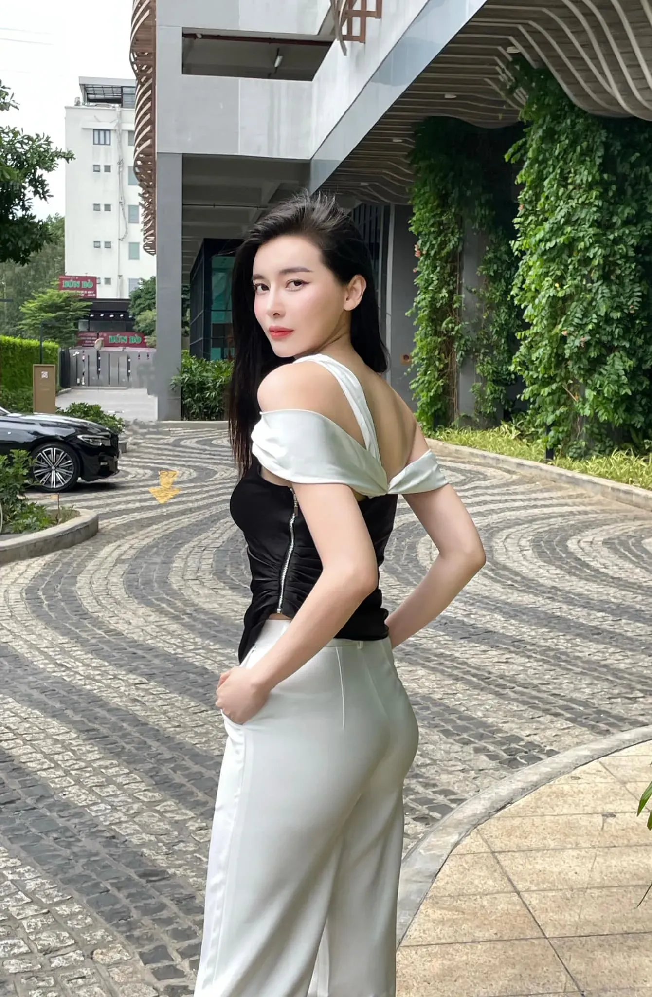 Cao Thái Hà thể hiện sự tinh tế qua ánh nhìn Cao Thái Hà thể hiện sự tinh tế qua ánh nhìn