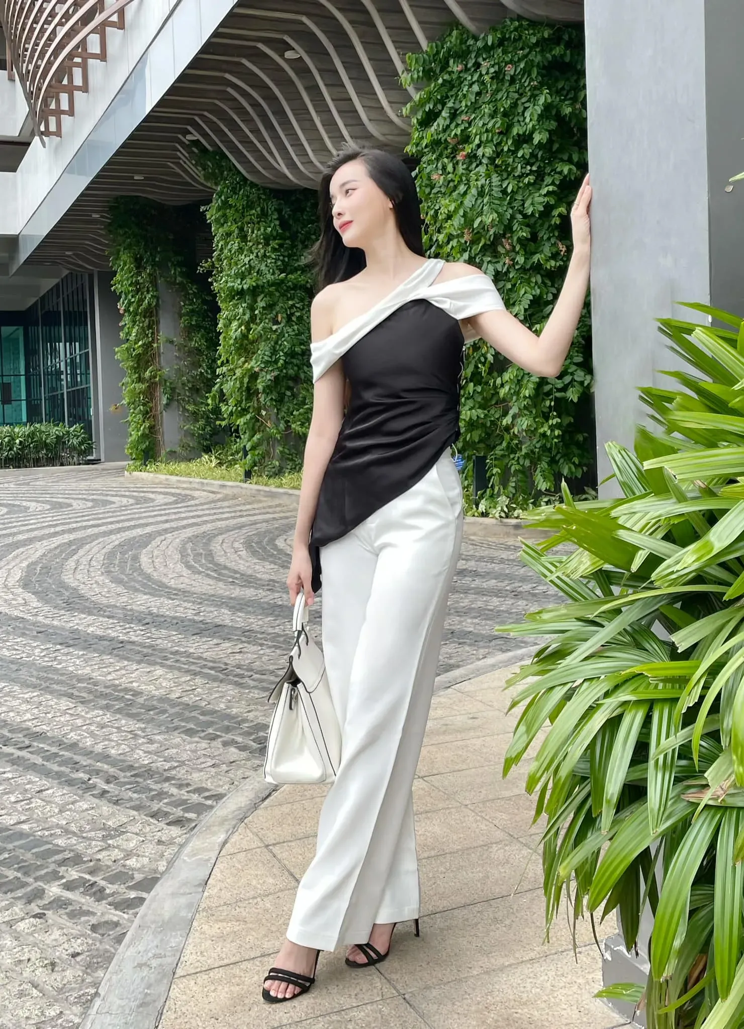 Cao Thái Hà toát lên sự dịu dàng với nét đẹp nhẹ nhàng Cao Thái Hà toát lên sự dịu dàng với nét đẹp nhẹ nhàng