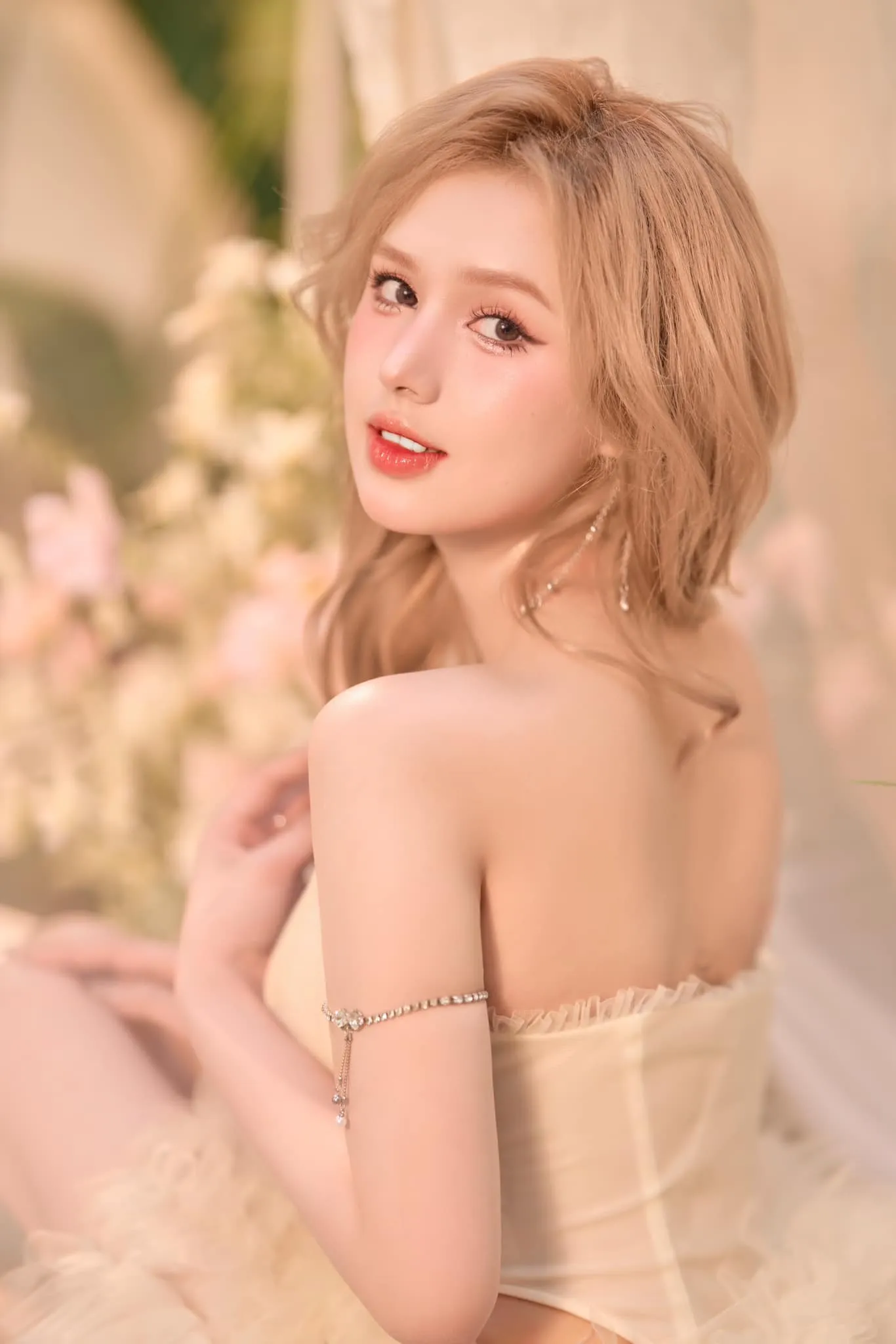Hot girl Xoài Non luôn nổi bật với sự quyến rũ nhẹ nhàng. Hot girl Xoài Non luôn nổi bật với sự quyến rũ nhẹ nhàng.