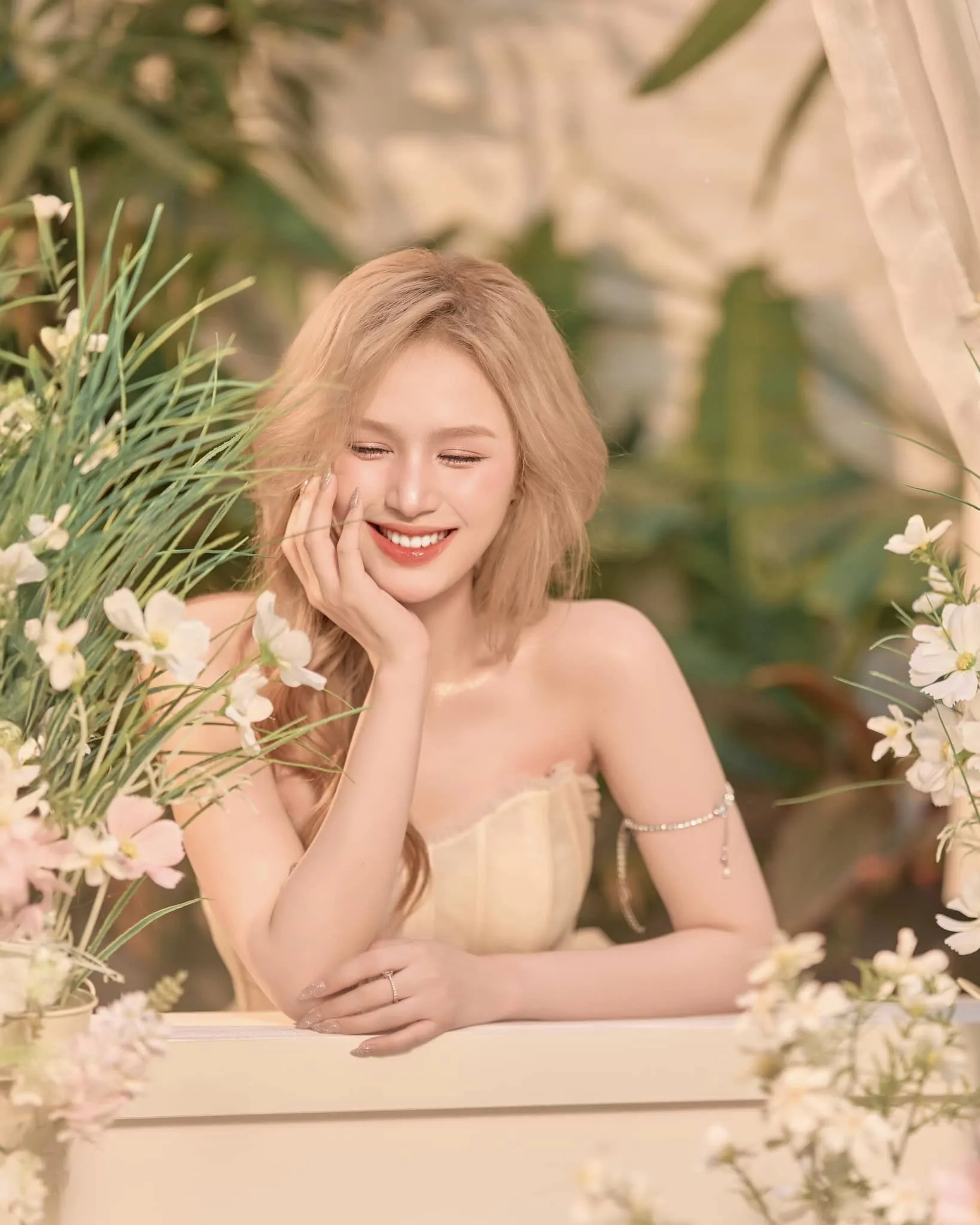 Xoài Non nổi bật không chỉ vì nhan sắc mà còn vì cá tính. Xoài Non nổi bật không chỉ vì nhan sắc mà còn vì cá tính.