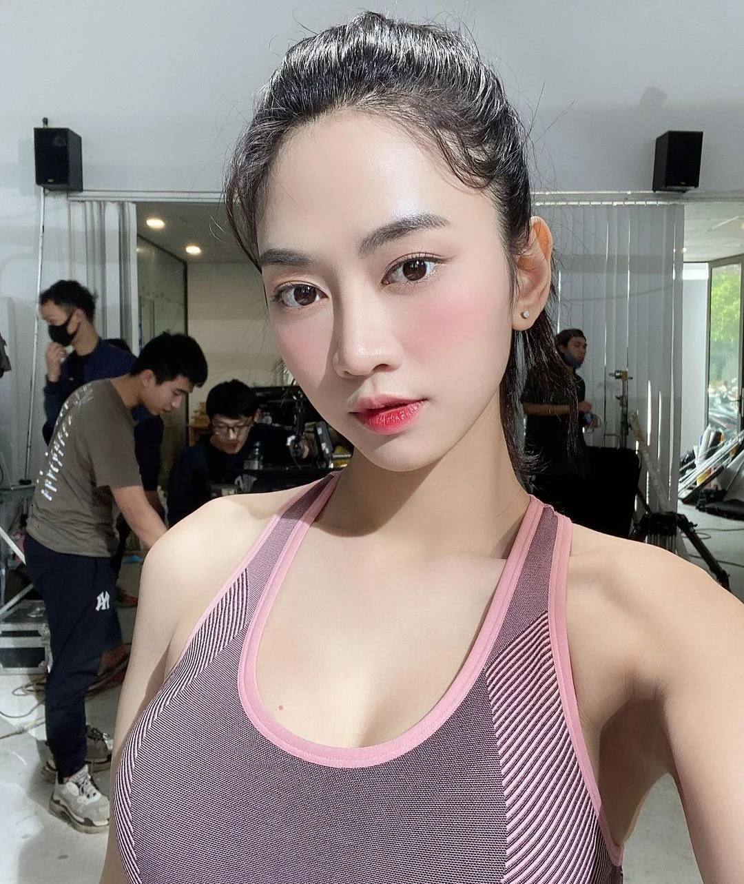 Lê Bống với nụ cười tươi tắn Lê Bống với nụ cười tươi tắn