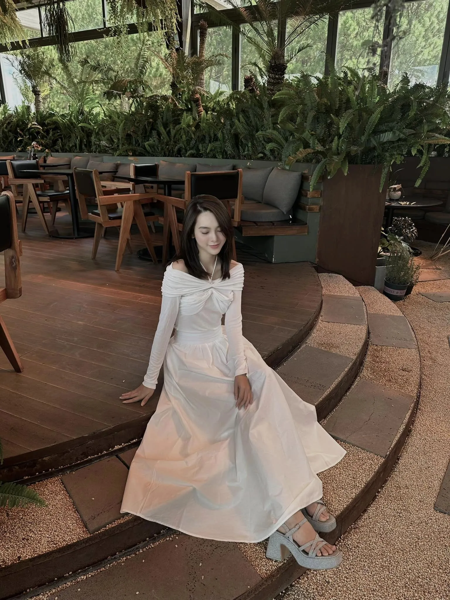 Quỳnh Lương với nụ cười tỏa sáng và cuốn hút Quỳnh Lương với nụ cười tỏa sáng và cuốn hút