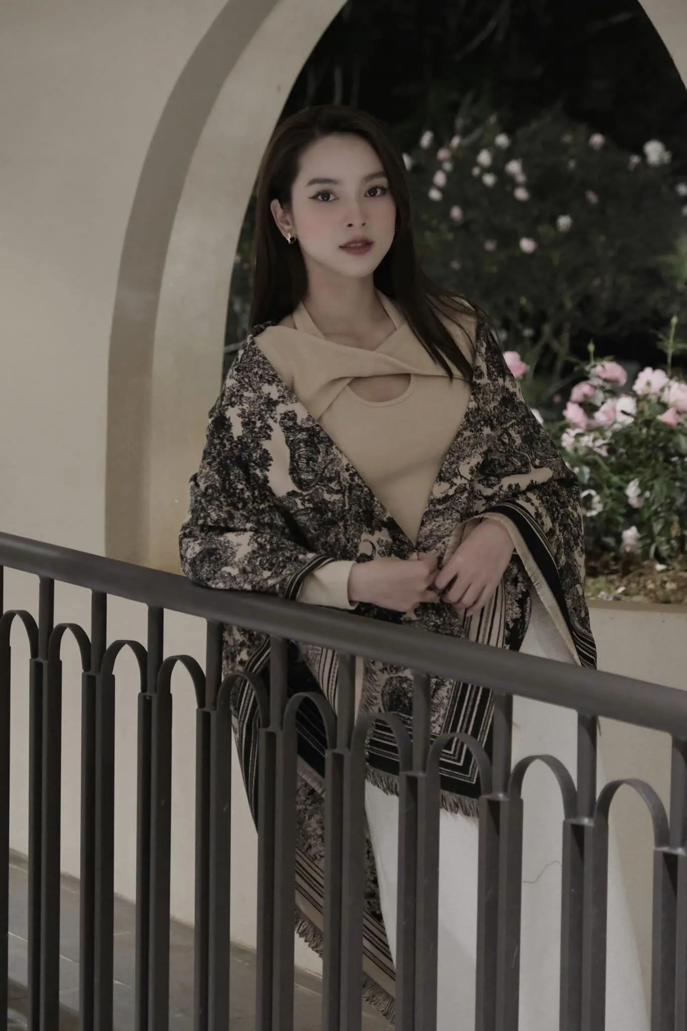 Quỳnh Lương tạo dấu ấn mạnh mẽ với sự cuốn hút qua ánh mắt Quỳnh Lương tạo dấu ấn mạnh mẽ với sự cuốn hút qua ánh mắt