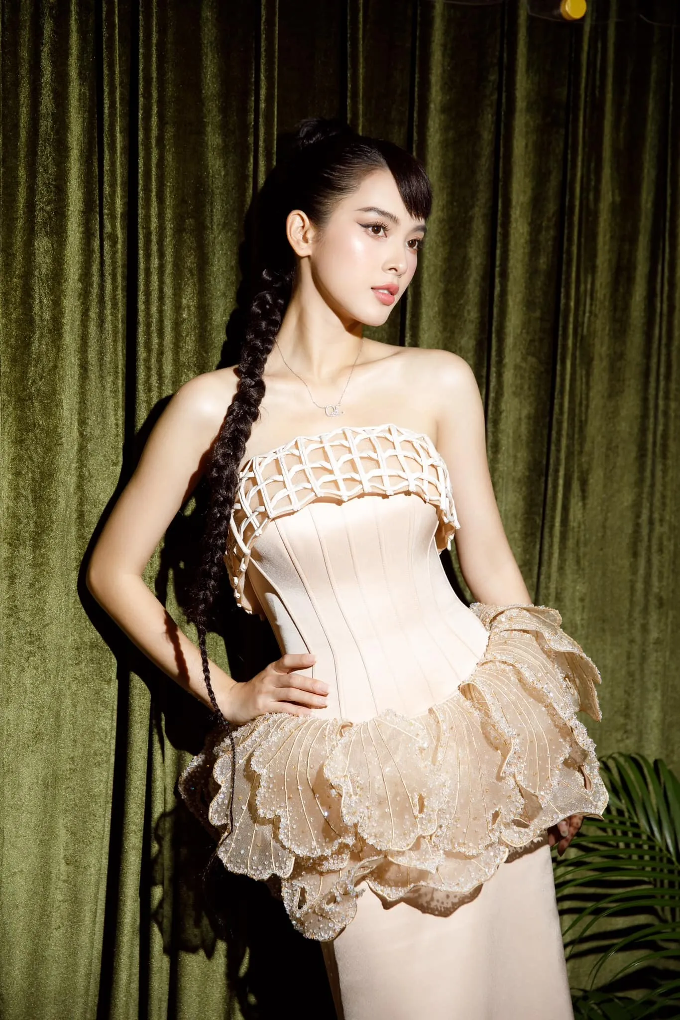 Quỳnh Lương khiến người nhìn phải ngừng lại và ngắm nhìn Quỳnh Lương khiến người nhìn phải ngừng lại và ngắm nhìn