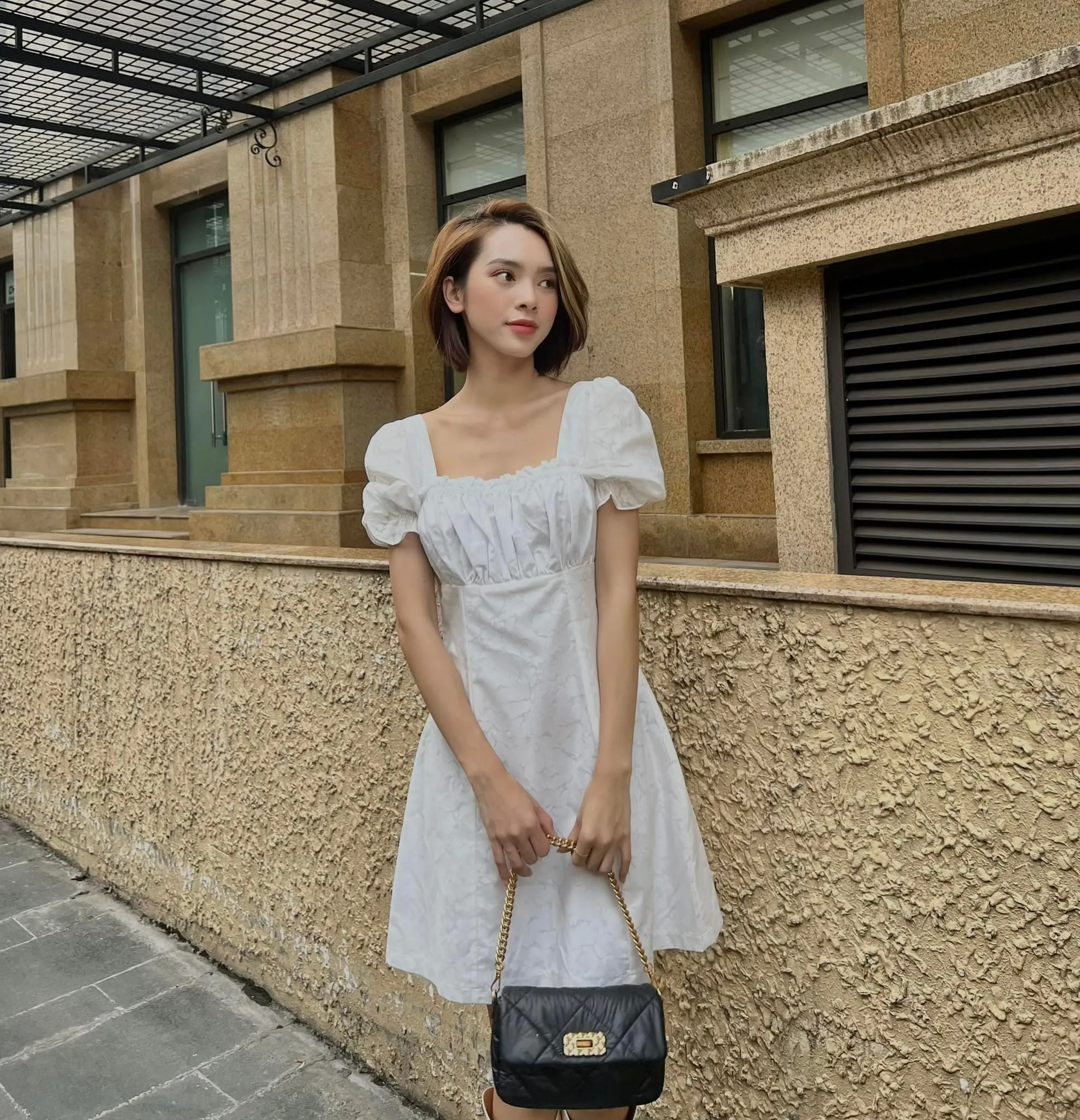 Quỳnh Lương tỏa sáng qua ánh mắt dịu dàng và cuốn hút Quỳnh Lương tỏa sáng qua ánh mắt dịu dàng và cuốn hút