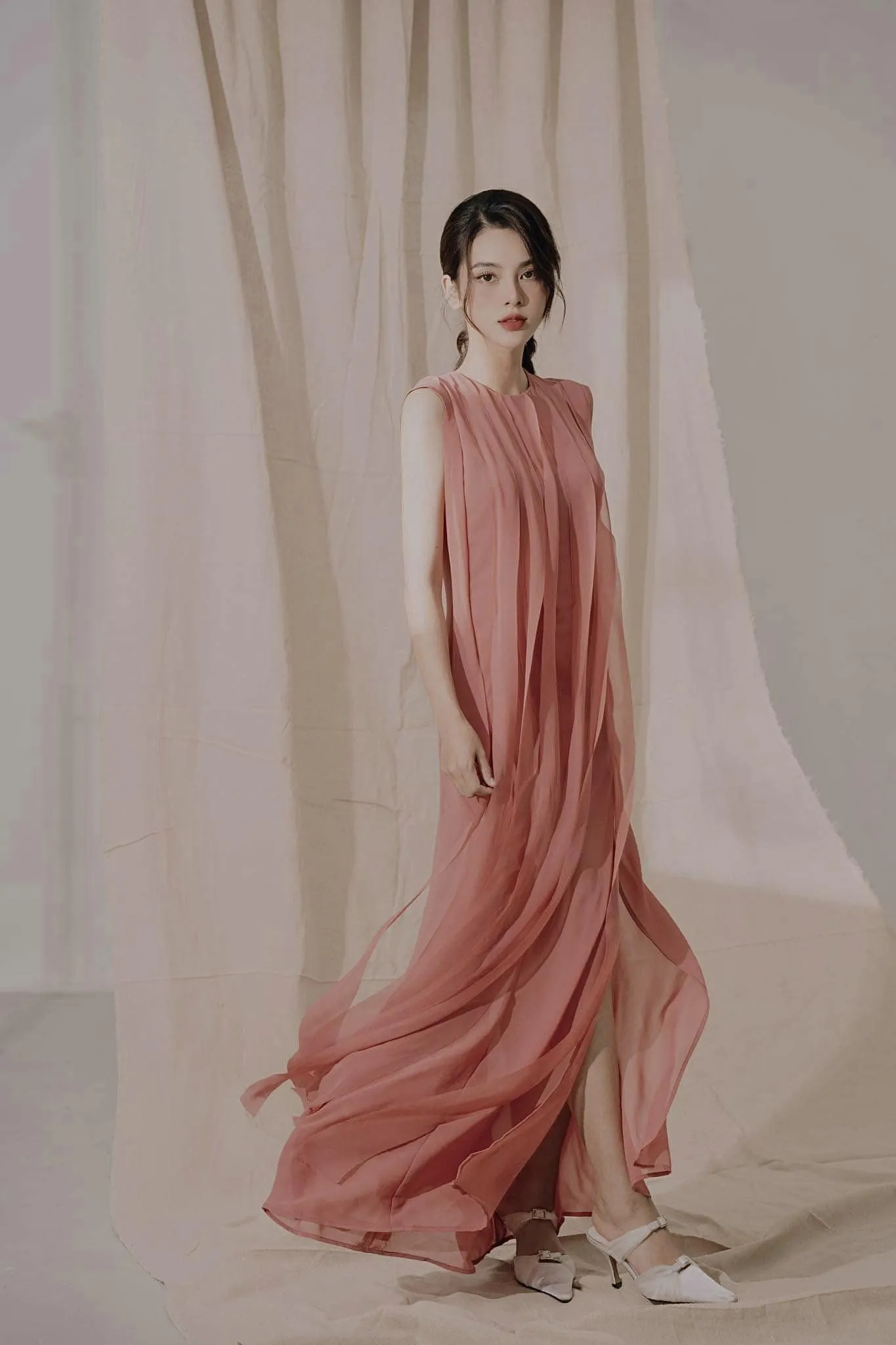Quỳnh Lương khiến người nhìn phải chú ý với ánh mắt quyến rũ Quỳnh Lương khiến người nhìn phải chú ý với ánh mắt quyến rũ