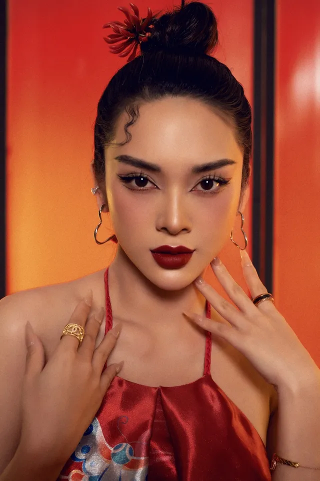 Quỳnh Lương toát lên vẻ đẹp duyên dáng trong từng biểu cảm Quỳnh Lương toát lên vẻ đẹp duyên dáng trong từng biểu cảm