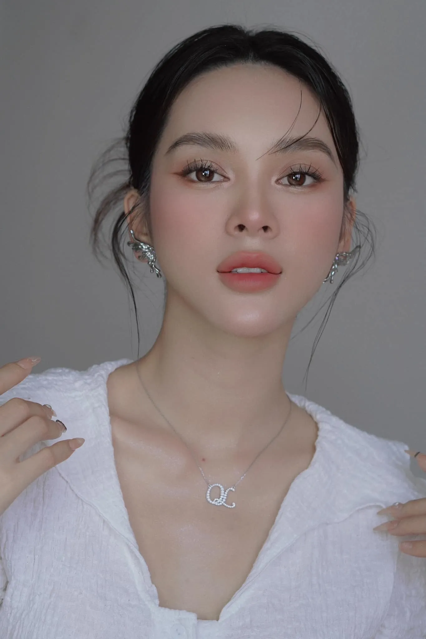 Quỳnh Lương nổi bật với ánh mắt lấp lánh và quyến rũ Quỳnh Lương nổi bật với ánh mắt lấp lánh và quyến rũ