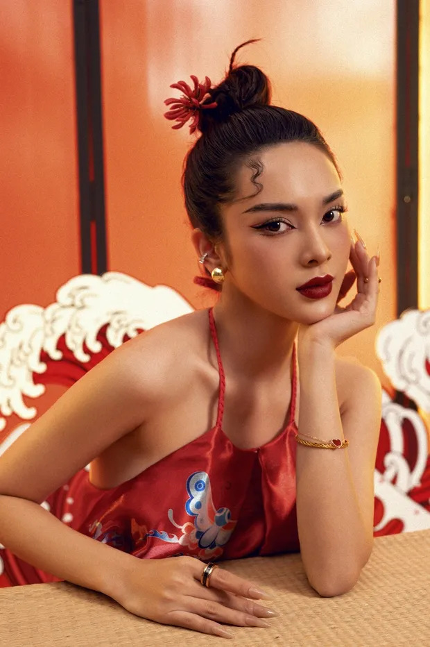 Quỳnh Lương toát lên sự cuốn hút và dịu dàng Quỳnh Lương toát lên sự cuốn hút và dịu dàng