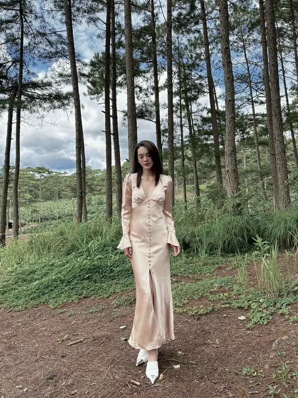 Quỳnh Lương khiến mọi người không thể rời mắt với ánh nhìn cuốn hút Quỳnh Lương khiến mọi người không thể rời mắt với ánh nhìn cuốn hút