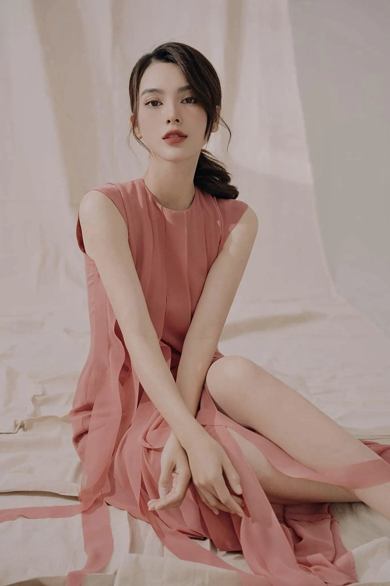 Quỳnh Lương sở hữu thần thái tự nhiên và duyên dáng Quỳnh Lương sở hữu thần thái tự nhiên và duyên dáng