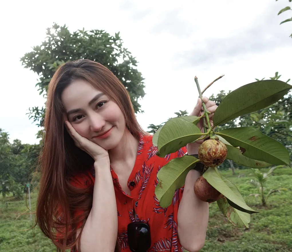 Ngân Khánh toát lên sự duyên dáng tự nhiên Ngân Khánh toát lên sự duyên dáng tự nhiên