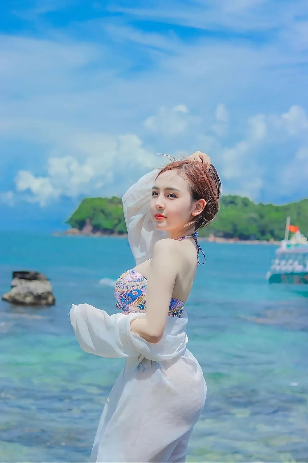 Nụ cười rạng rỡ của Trần Huyền Châu. Nụ cười rạng rỡ của Trần Huyền Châu.