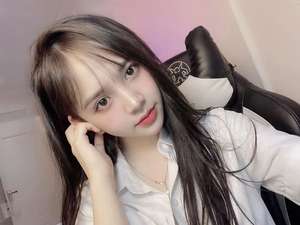Hot girl Trần Huyền Châu chọn phong cách đơn giản. Hot girl Trần Huyền Châu chọn phong cách đơn giản.