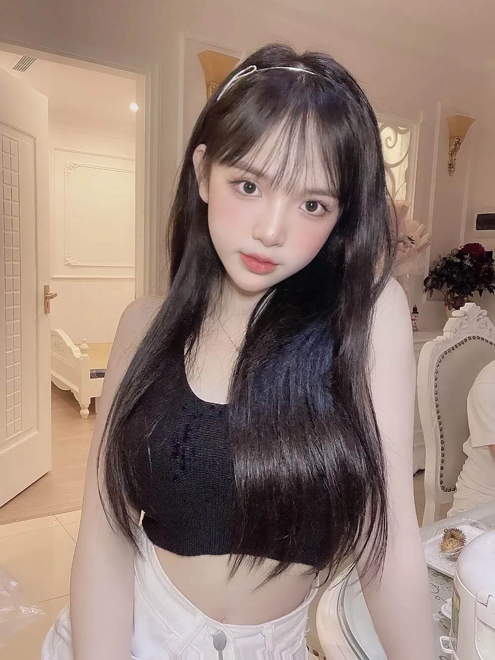 Trần Huyền Châu sang trọng và thanh lịch. Trần Huyền Châu sang trọng và thanh lịch.