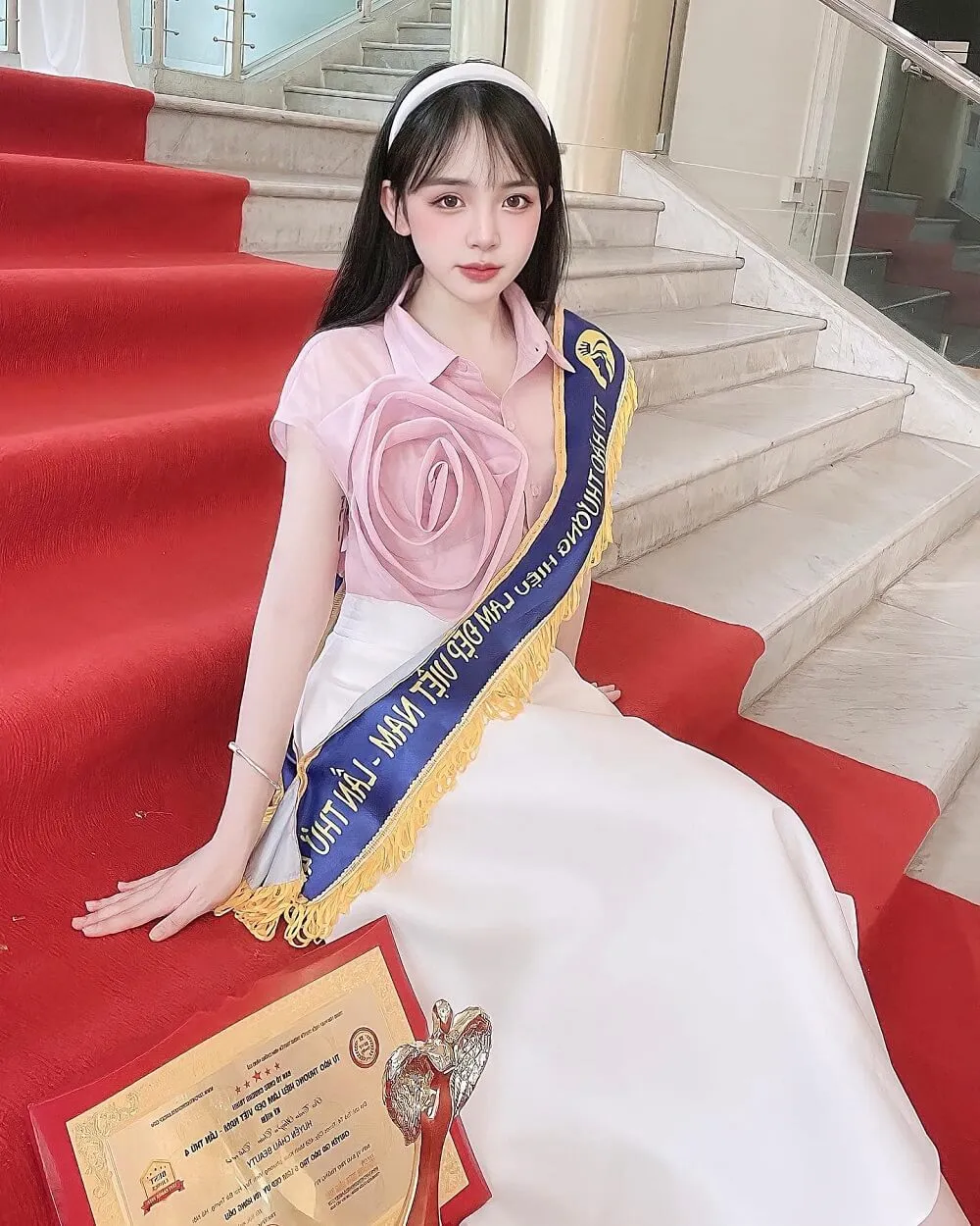 Trần Huyền Châu tỏa sáng với trang phục mới. Trần Huyền Châu tỏa sáng với trang phục mới.