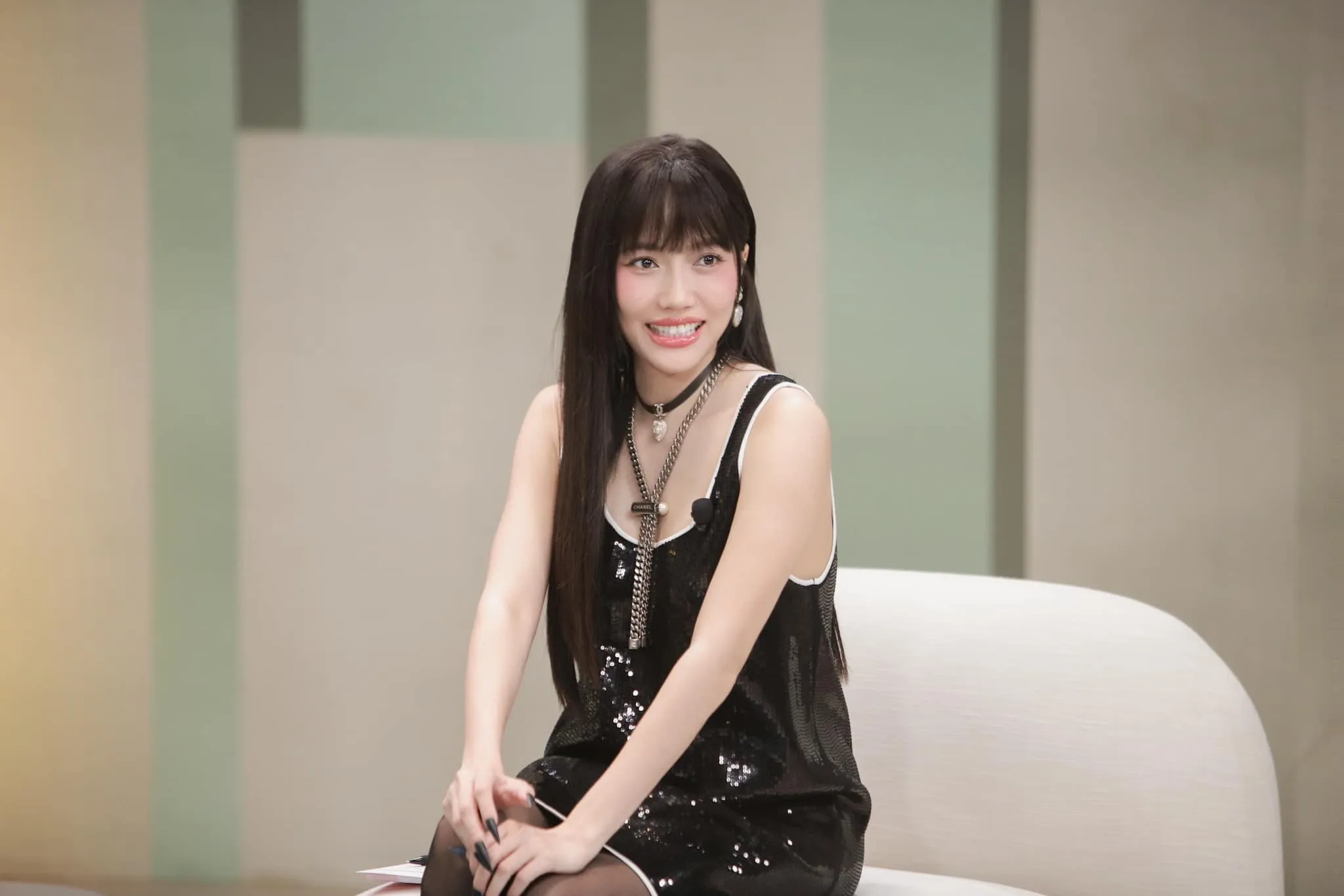 Diệu Nhi tạo nên ấn tượng mạnh mẽ với thần thái nhẹ nhàng