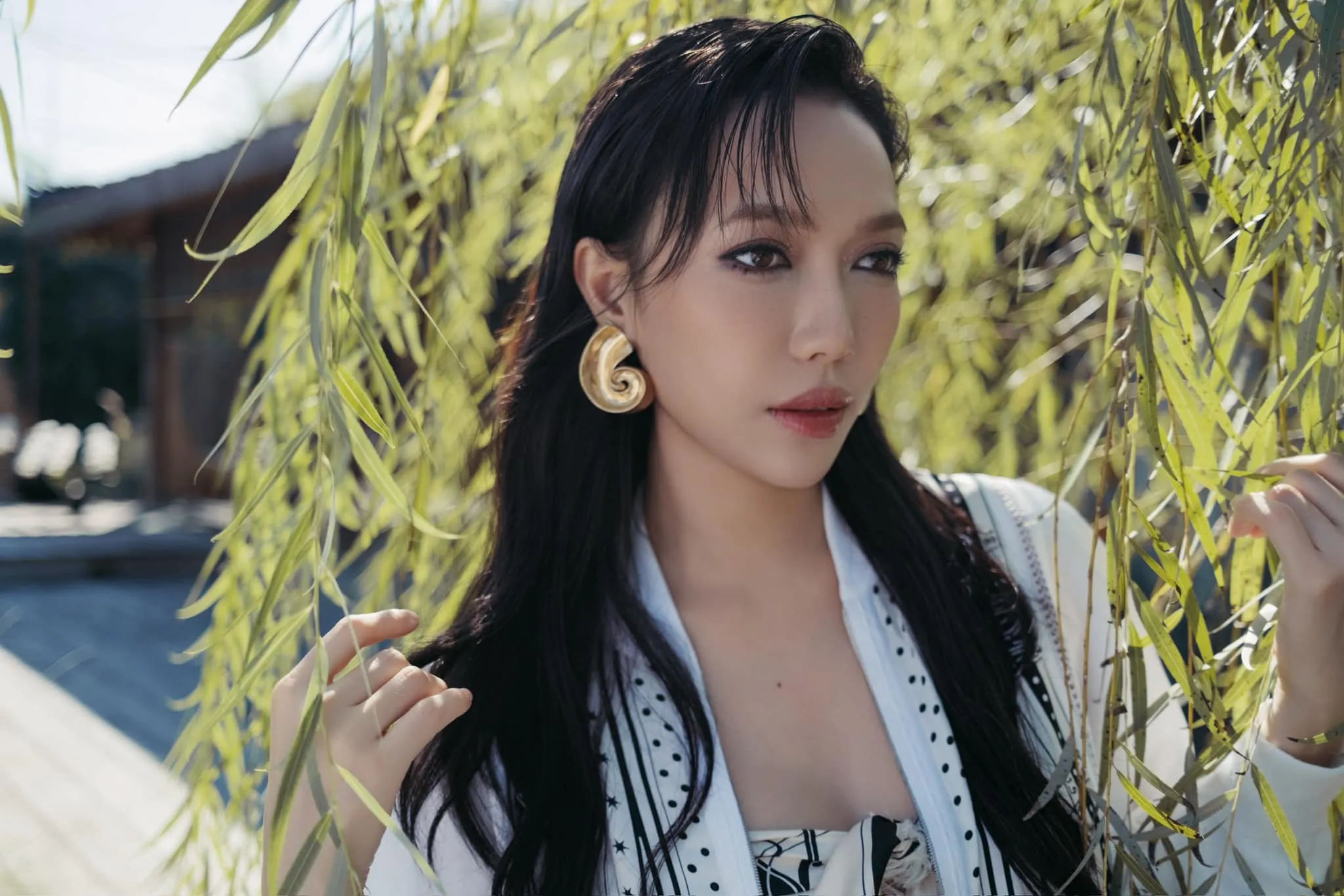 Diệu Nhi khiến người nhìn phải chú ý với ánh mắt sâu lắng