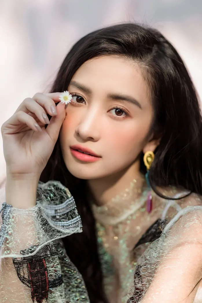 Jun Vũ tỏa sáng qua nụ cười nhẹ nhàng và thu hút Jun Vũ tỏa sáng qua nụ cười nhẹ nhàng và thu hút