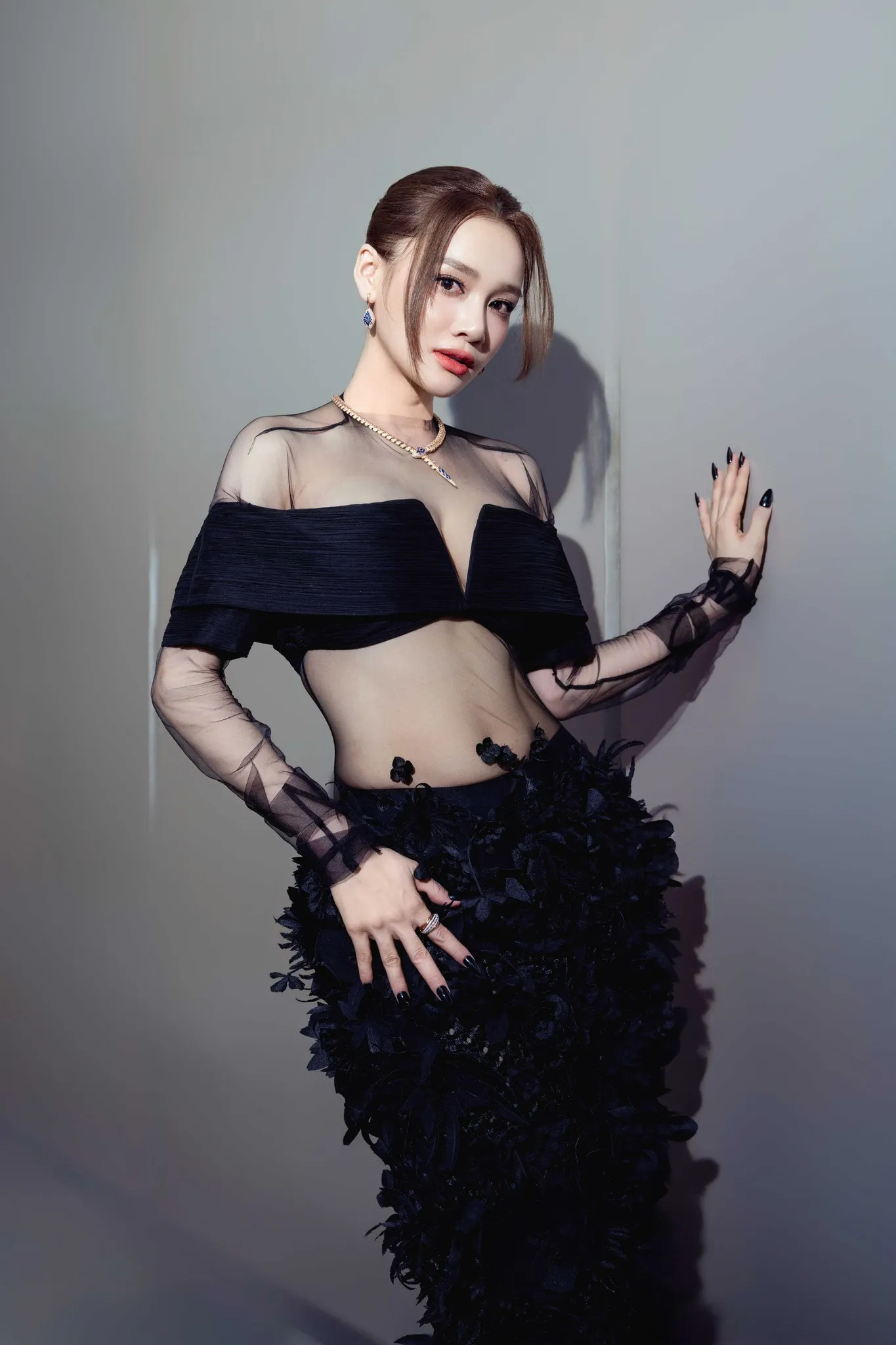 Nhã Phương lôi cuốn người nhìn bằng ánh mắt sâu lắng Nhã Phương lôi cuốn người nhìn bằng ánh mắt sâu lắng