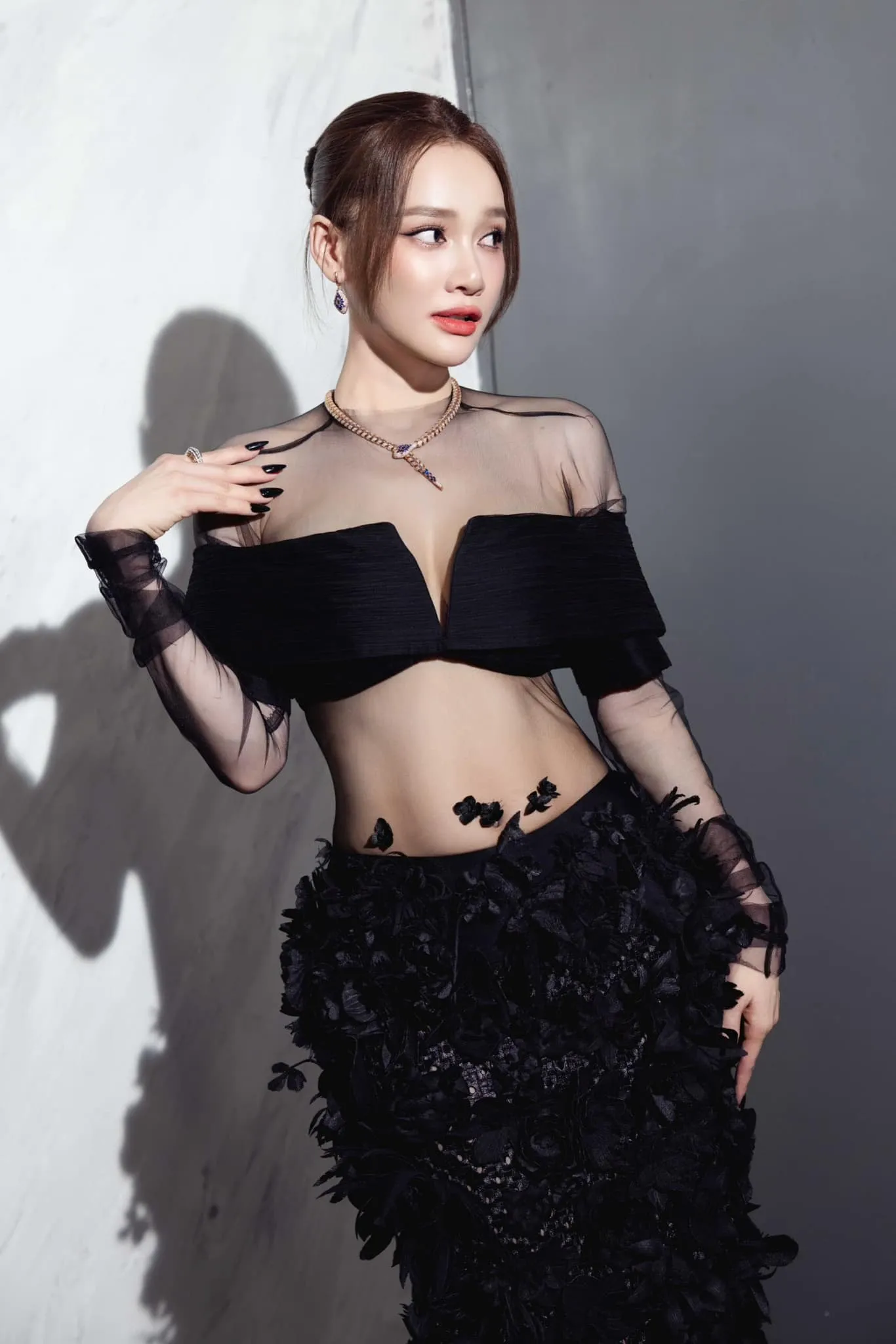 Nhã Phương thể hiện nét đẹp thu hút qua từng cử chỉ Nhã Phương thể hiện nét đẹp thu hút qua từng cử chỉ